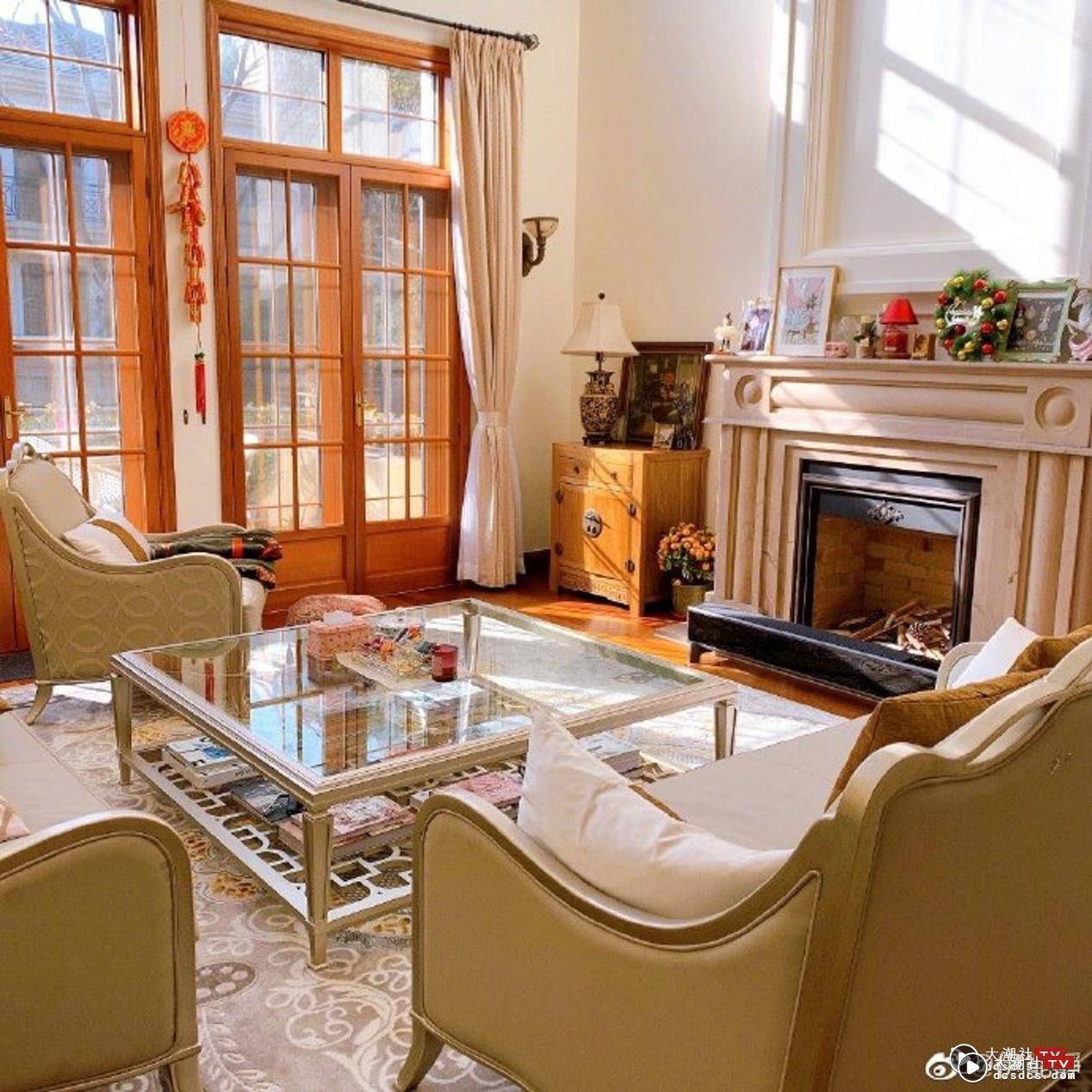客厅走英式古典乡村风格，不但有一个大火炉，客厅地上更铺了一块灰白色的地繵，再加上透明玻璃桌和皇室风格的沙发营造出一股优雅韵味。 （微博：@伊能静）